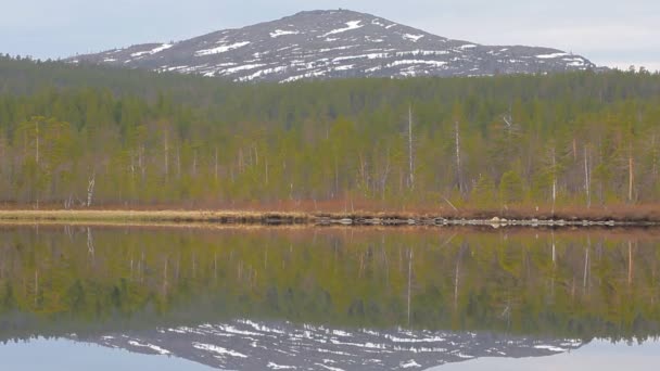 lac de montagne dans le cercle polaire 