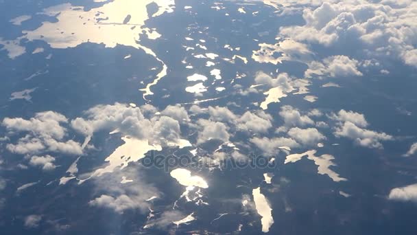 Volando sobre el distrito del lago Taiga. Finlandia, Karelia, Laponia — Vídeo de stock