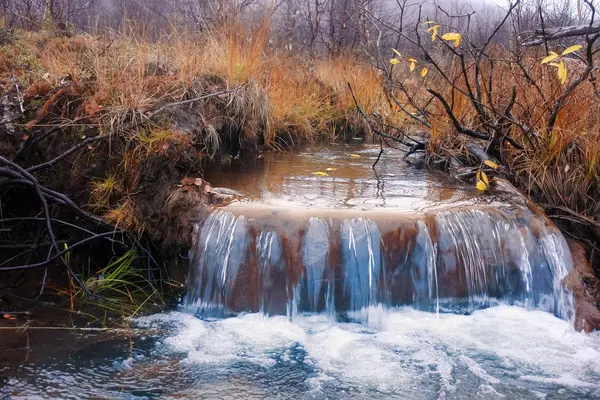 Schöner kleiner Wasserfall — Stockfoto