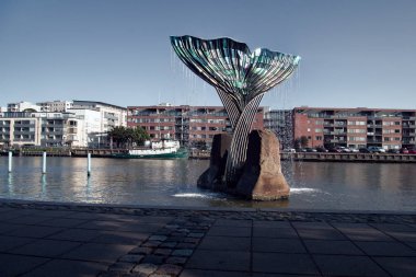 Turku, Finlandiya - 25 Ağustos 2017: Çeşme geniş kanal balinalar kuyruk şeklinde