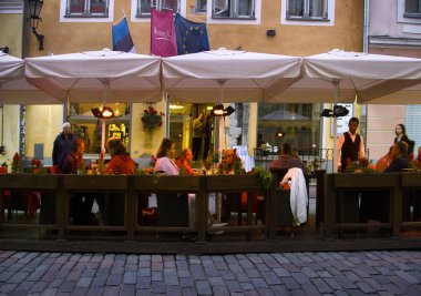 Tallinn, Estonya-1 Eylül 2017: Tallinn merkezinde rahat Bistro (açık kafe). Kamu ve turist gıda estonska ağı
