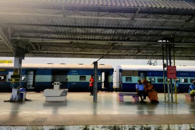 Hindistan, Kollam-6 Ocak 2016: Hint Demiryolları. Driveway üzerinde kapalı platform ve yolcu treni