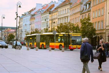 Polonya, Varşova - 7 Eylül 2017: İstasyon Meydanı. Şehir, kasaba halkı, kentsel ulaşım merkezi. Landside alan, demiryolu İstasyonu avlu