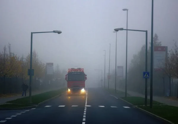 首都郊区的冬季雾和公路和神秘景观的能见度差 — 图库照片