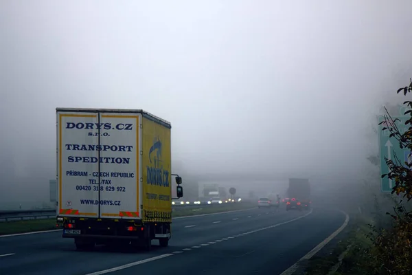 Périphérie de la capitale dans le brouillard hivernal et mauvaise visibilité sur l'autoroute et les paysages mystiques — Photo