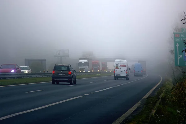 Utkanten av huvudstaden i vintern dimma och dålig sikt på motorväg och mystiska landskap — Stockfoto