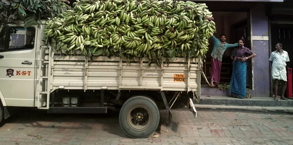 Грузовик, полный банановых фруктов — стоковое фото
