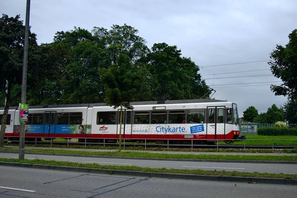 Transporte público urbano elétrico ambientalmente amigável na rua no centro — Fotografia de Stock