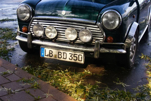 Englischer Oldtimer in hervorragendem Zustand auf dem Parkplatz — Stockfoto