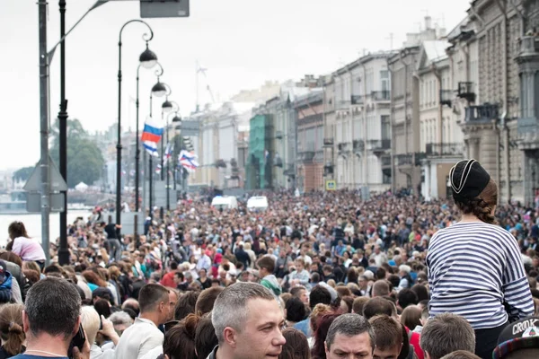 サンクトペテルブルク ロシア連邦 2017 市の祭り 都市エンターテイメントの中に人々 の巨大な群集は 町民に集まった歴史的な通り通りを襲撃した暴徒 — ストック写真