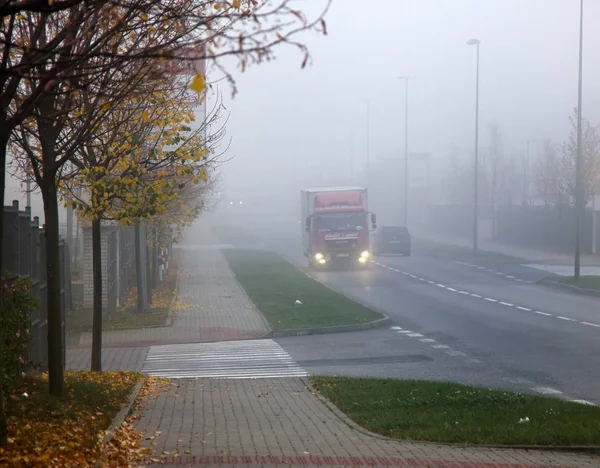 Utkanten av huvudstaden i vintern dimma och dålig sikt på motorväg och mystiska landskap — Stockfoto