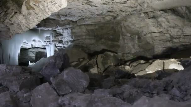 Estalactitas de hielo, estalagmitas y columnas en cueva — Vídeo de stock