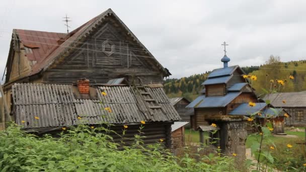 Complejo de la iglesia ortodoxa rusa con iglesia de madera del siglo XIX — Vídeo de stock