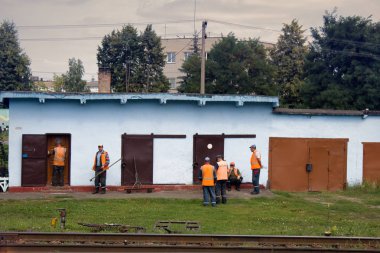 Vitebsk, Beyaz Rusya - 15 Ağustos 2017: Takım çalışma-yolu, demiryolu işçisi, demiryolu işçisi, araba kurbağa, su çulluğu, demiryolu, demiryolu hattı