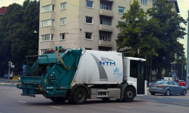 Helsinki, Finlandiya - 20 Ağustos 2017: sokaklarda çöp kamyonu çalışır