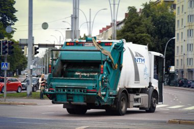 Helsinki, Finlandiya - 20 Ağustos 2017: sokaklarda çöp kamyonu çalışır