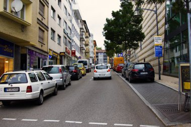 Almanya, Pforzheim - 13 Eylül 2017: Sokak evleri modern otomobil, konut ve 20 yüzyıl ile bina