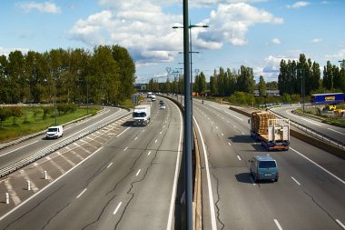 Mulhouse, Fransa - 15 Eylül 2017: Çevre yolu altı şeritli. Kaldırım çatlaklar bitüm ile doldurulur. Üstten görüntülemek