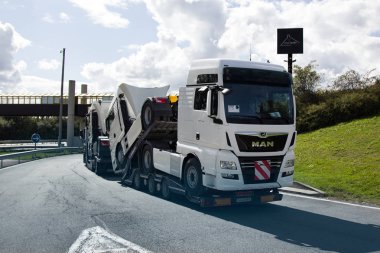 Dijon, Fransa - 15 Eylül 2017: yüklü haulaway aynı kamyon taksi (straght işleri), ağır kamyon Autotransporter, araba taşıyıcı. Self-Servis
