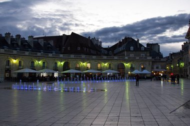 Dijon, Fransa - 15 Eylül 2017: Kurtuluş Meydanı ve Burgundy Dükleri Sarayı (Palais des ducs de Bourgogne). Binaların ve çeşmelerin gece aydınlatması