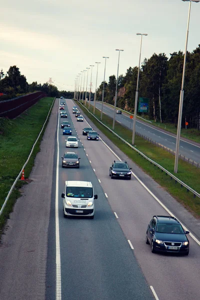 赫尔辛基周边地区 2017年8月20日 四车道公路与围栏在农村 — 图库照片