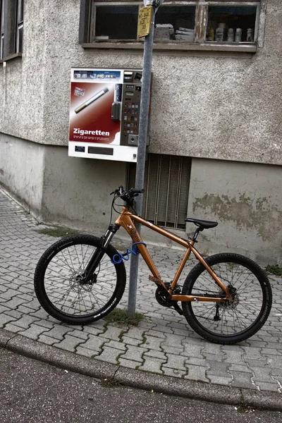 Germania Pforzheim Settembre 2017 Bicicletta Rossa Fissata Cartello Stradale — Foto Stock