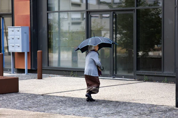 Digione Francia Settembre 2017 Una Donna Anziana Sotto Ombrello Una — Foto Stock