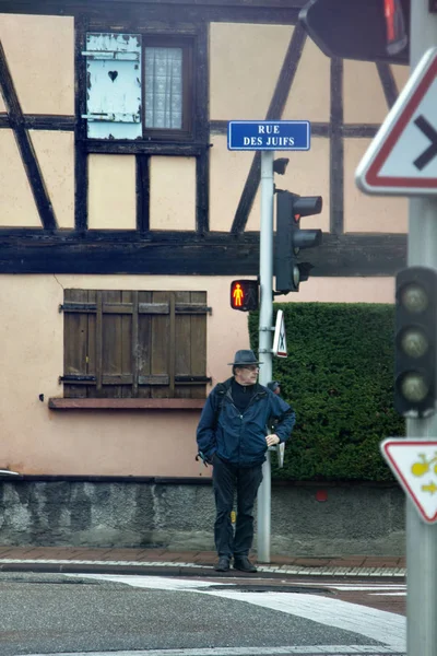 コルマール フランス 2017 交差道路の信号で 古代都市 交通法規 ストリート フォト スケッチ — ストック写真