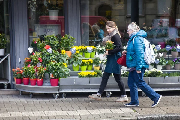Sprzedaż, kryty kwiatów w doniczkach na ulicy — Zdjęcie stockowe