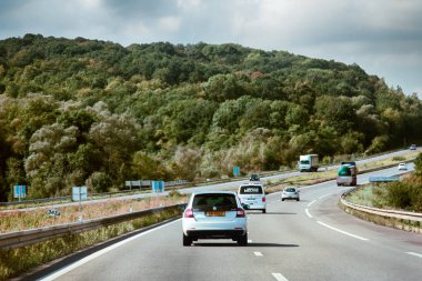 Otoban eteklerinde, sis ve alçak bulutlar kaplı olduğunu