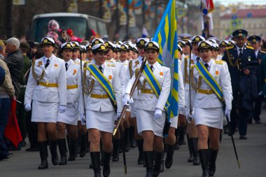 Rusya, Saint Petersburg - 9 Mayıs 2017: Askeri geçit töreni ve kız silahlı kuvvetler ve polis bir üyesi olarak. Hava gücü (Hava Kuvvetleri tek tip elbise)