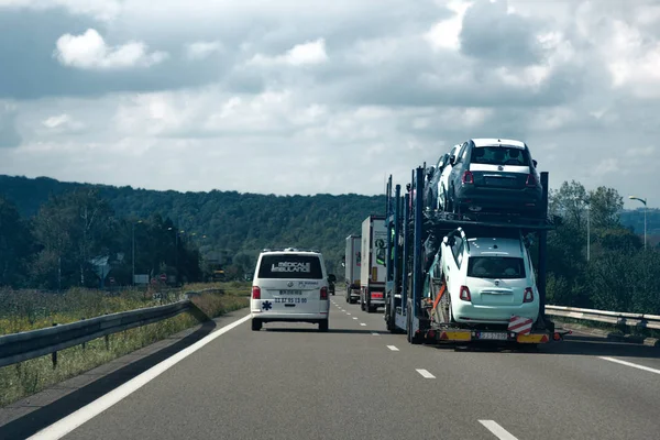 Strasbourg, Fransa - 20 Eylül 2017: yüklü haulaway binek otomobilleri, nakliye için-arabalar, araba transporter, araba taşıyıcı