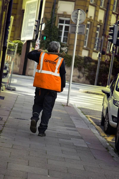 Lavoratore in gilet luminoso con piccone — Foto Stock