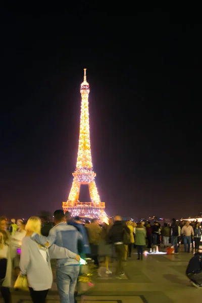 Paris France Septembre 2017 Tour Eiffel Illuminée Touristes Tourbillonnent Nuit — Photo