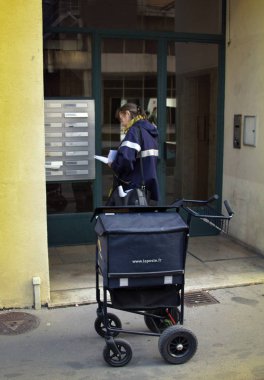 Postacı (postwoman, kadın mektup taşıyıcı) mail çanta ile