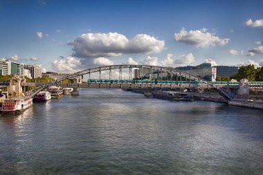 Paris, Fransa - 22 Eylül 2017: İlkbahar ve yaz aylarında Paris'in orta rıhtımları demirli teknelerin konut mavnaları, rıhtım javel andr citron