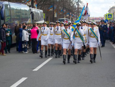 Rusya, Saint Petersburg - 9 Mayıs 2017: Askeri geçit töreni ve kız silahlı kuvvetler ve polis bir üyesi olarak. Hava gücü (Hava Kuvvetleri tek tip elbise)