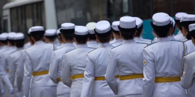 Kız olarak üyeleri silahlı kuvvetler ve polis ve askeri geçit töreni.