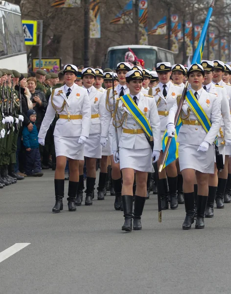 Parata militare e ragazze come membri delle forze armate e della polizia . — Foto Stock