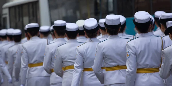 Parada wojskowa i dziewczyny jako członkowie sił zbrojnych i policji. — Zdjęcie stockowe