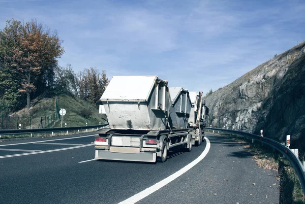 Garbage truck removes construction debris containers — Stock Photo, Image