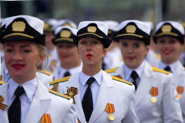 Desfile militar e meninas como membros das forças armadas e da polícia . Imagem De Stock