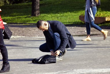 Varşova sakinleri ve turistler aytumn sokaklarda