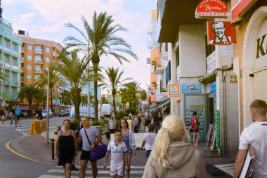 İspanya sahilinde, gezinti güvertesinde. Akdeniz tatil beldesi