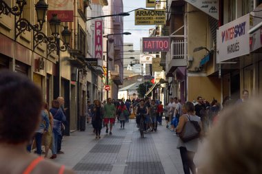 İspanya sahilinde, gezinti güvertesinde. Akdeniz tatil beldesi