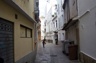 İspanya sahilinde, gezinti güvertesinde. Akdeniz tatil beldesi