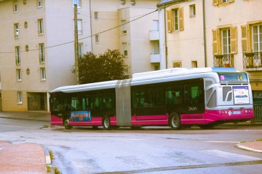 Çift otobüste şehrin sokaklarında sabah