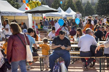 Paris, Fransa - 22 Eylül 2017: İlkbahar ve yaz aylarında Paris'in orta rıhtımları demirli teknelerin konut mavnaları, rıhtım javel andr citron