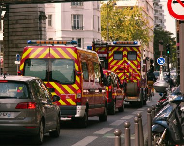 İtfaiye araçları üzerinde şehrin sokaklarında