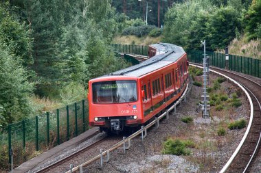 Modern metro istasyonları ve hafta içi trenler